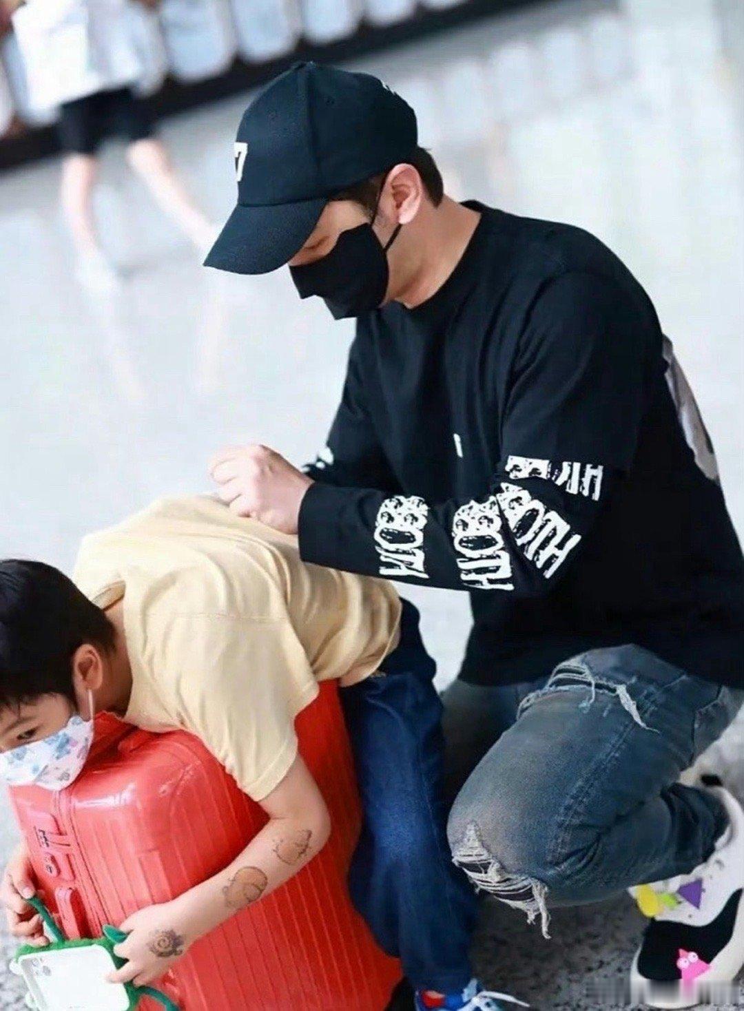 黄晓明Angelababy带小海绵游迪士尼本来就是父母，不是夫妻家长的义务也还是