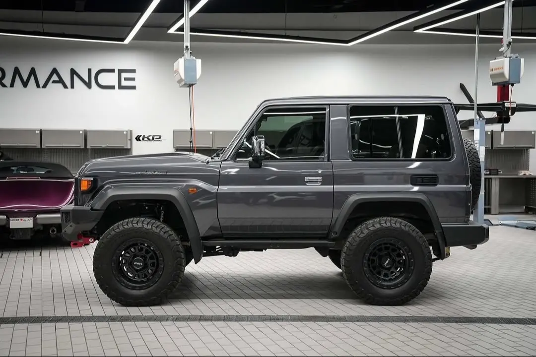 丰田酷路泽LC71。