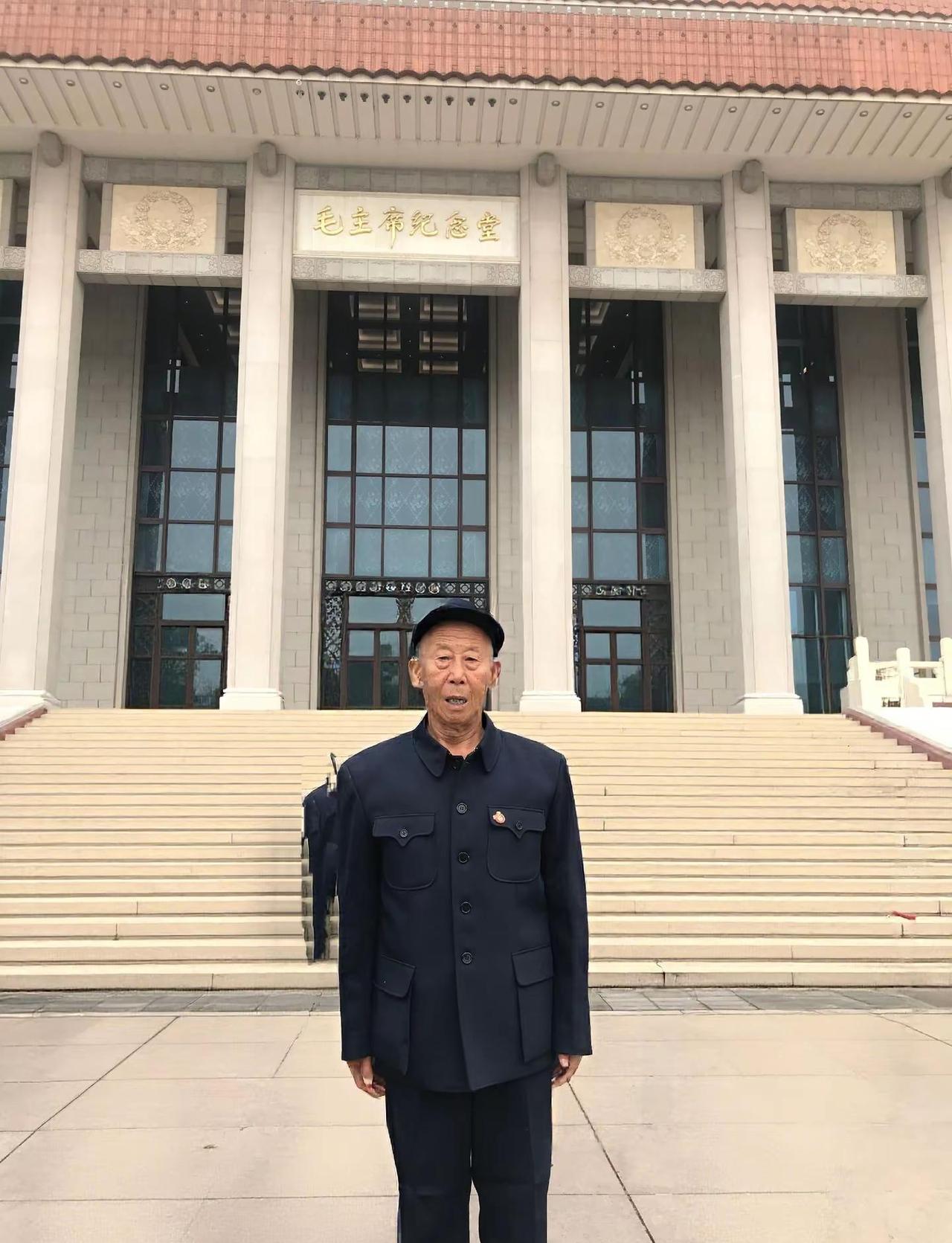 我父亲82岁高龄上敬爱的伟大的领袖和导师毛主席纪念堂，送鲜花，表示一位入党五十年