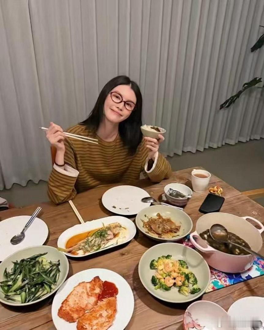 何穗晒出老公陈伟霆做的五菜一汤，甜蜜日常令人羡慕。 