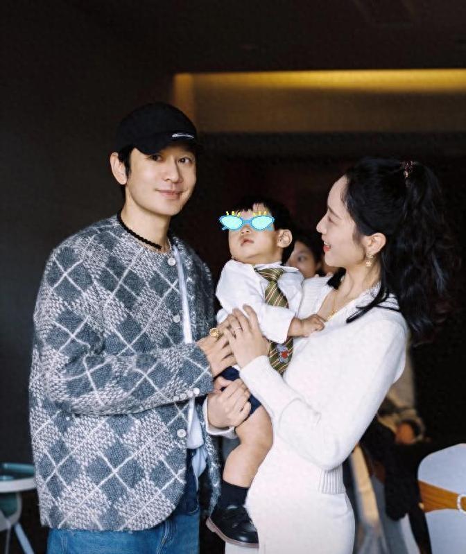 黄晓明一家4口参加生日宴，小海绵被奶奶搂在怀中，长腿溢出屏幕
11月11日，黄晓