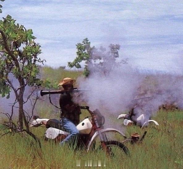 一组摄于20世纪80年代的照片，在曼努埃尔·诺列加统治末期，巴拿马国防军一支装备