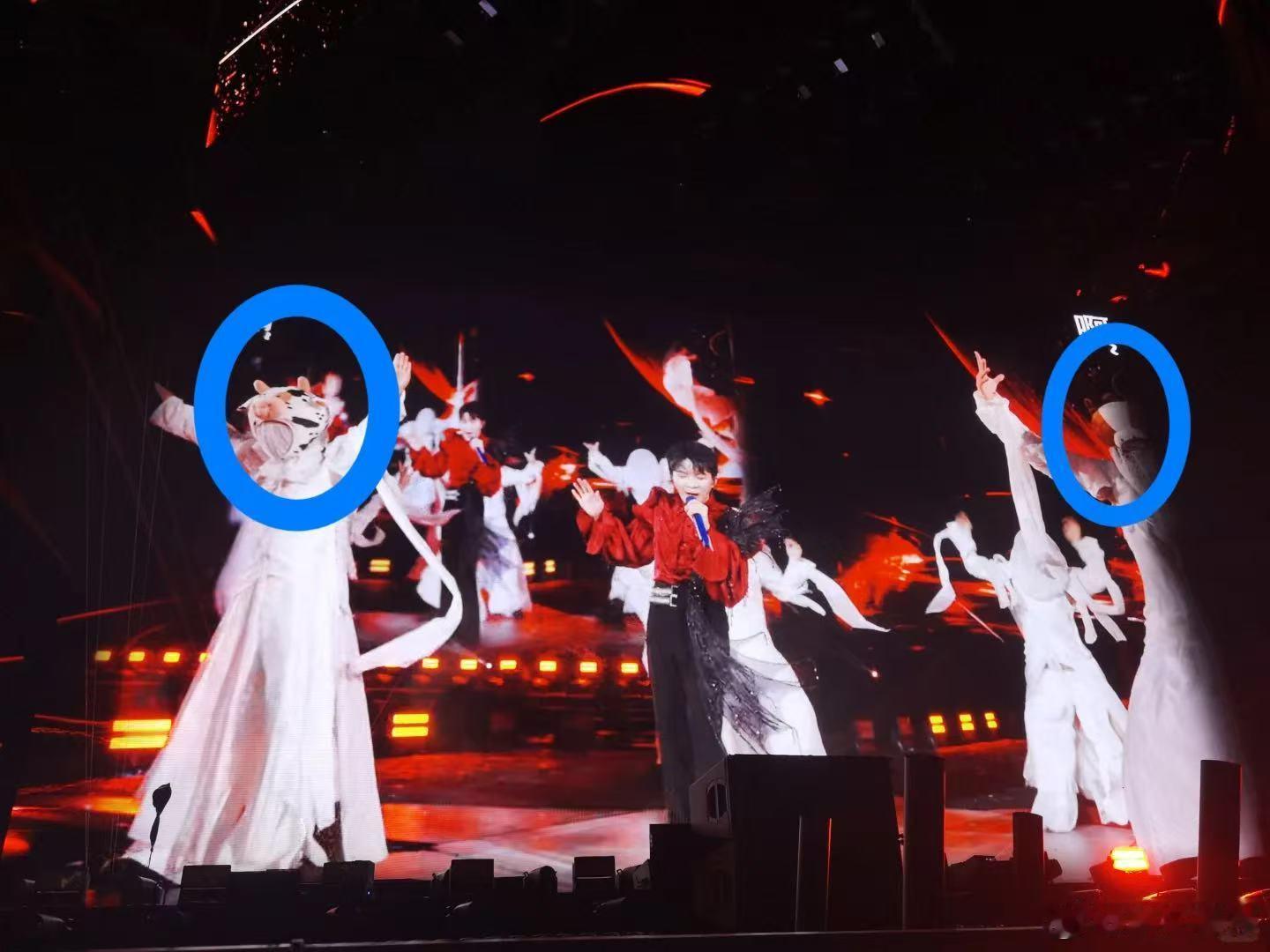 周深在舞台上开牧场 这场演唱会太搞笑了！猪肘、奶牛、马头套、羊，都来到了周深的舞