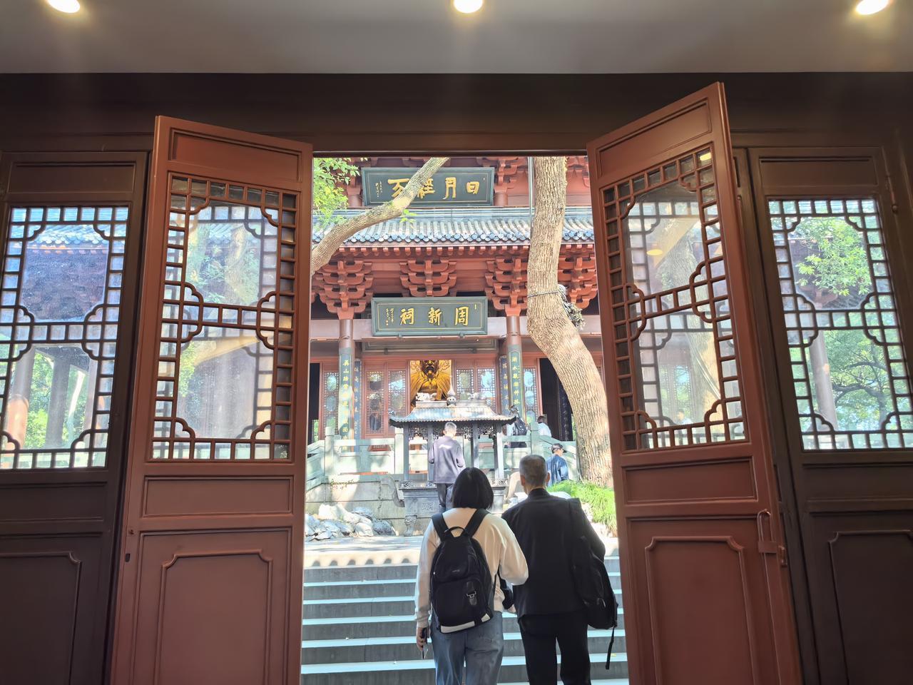 【热评】疑点多多 静待权威通报
高校回应高中学历当博导：已解聘

江苏科技大学“