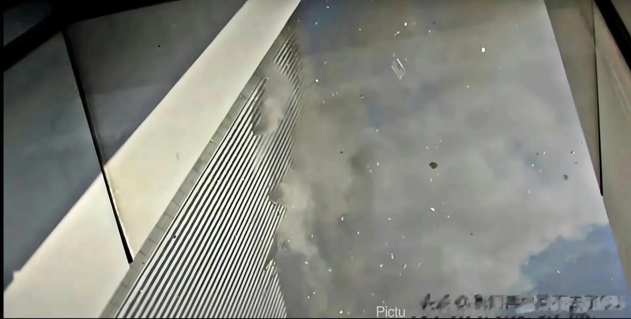 这视角是真的少见，
911当天，双子塔坍塌前人们从内部拍摄的照片 ​​​。
估计