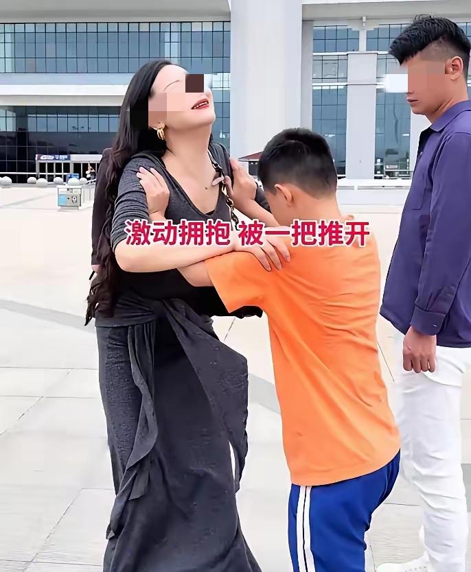 离婚整整五年，女子在车站意外撞见前夫，还有许久未见的儿子。她一眼认出孩子，快步上