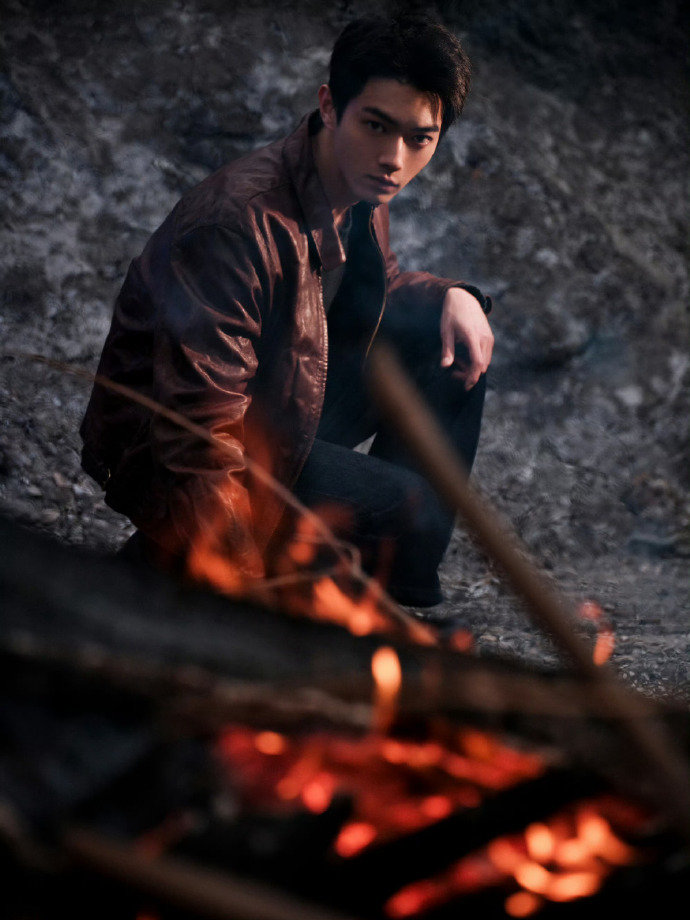 许凯邓恩熙青梅竹马变共犯许凯邓恩熙双狼设定 许凯的狼性和邓恩熙的野性，放在“共犯