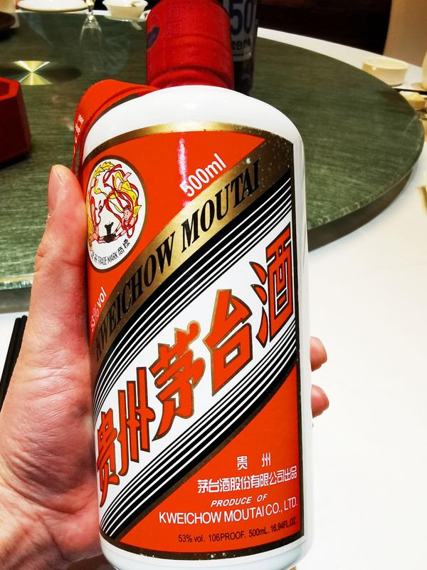 12月16日湖南长沙，一男子去吃饭带4瓶飞天茅台酒变五瓶?!服务员形迹可疑 ，疑