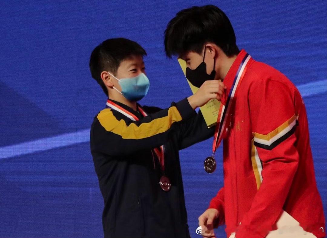 黄石互戴奖牌🏅王楚钦孙颖莎