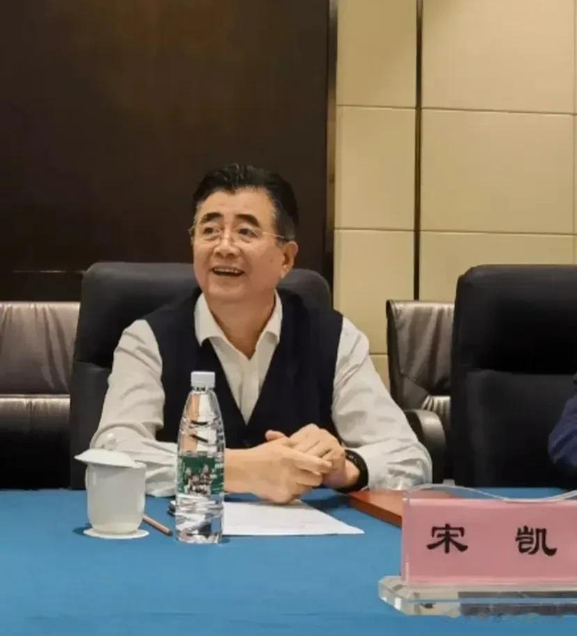 这恐怕是杜兆才、陈戌源给新任足协主席宋凯挖下的最大的、最棘手的一个坑[思考]

