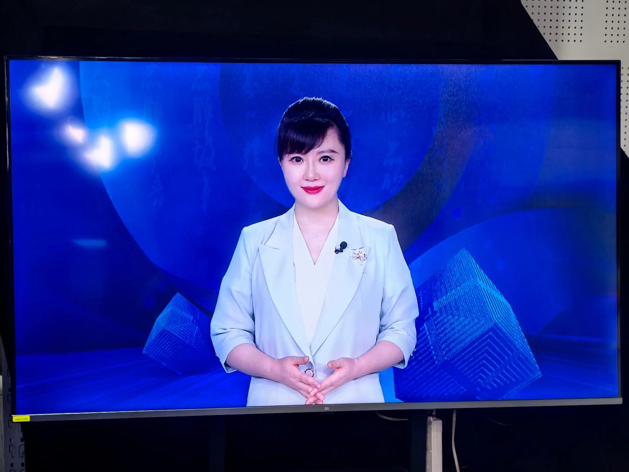 没想到这个西装的绿，还绿得挺好看。
​不是咸菜绿，也不是屎绿[偷笑][偷笑]