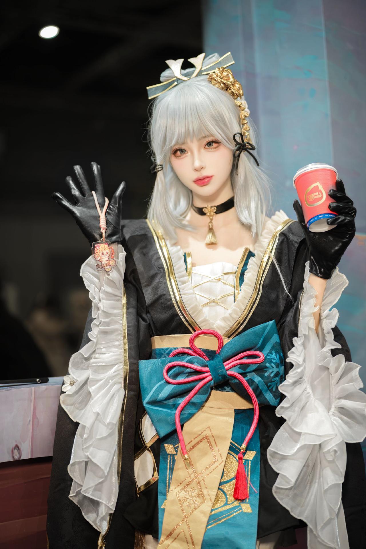 包包老师说得对，我是神里绫华的“___”出镜:@是秋🍁 
原神fes大麦展台