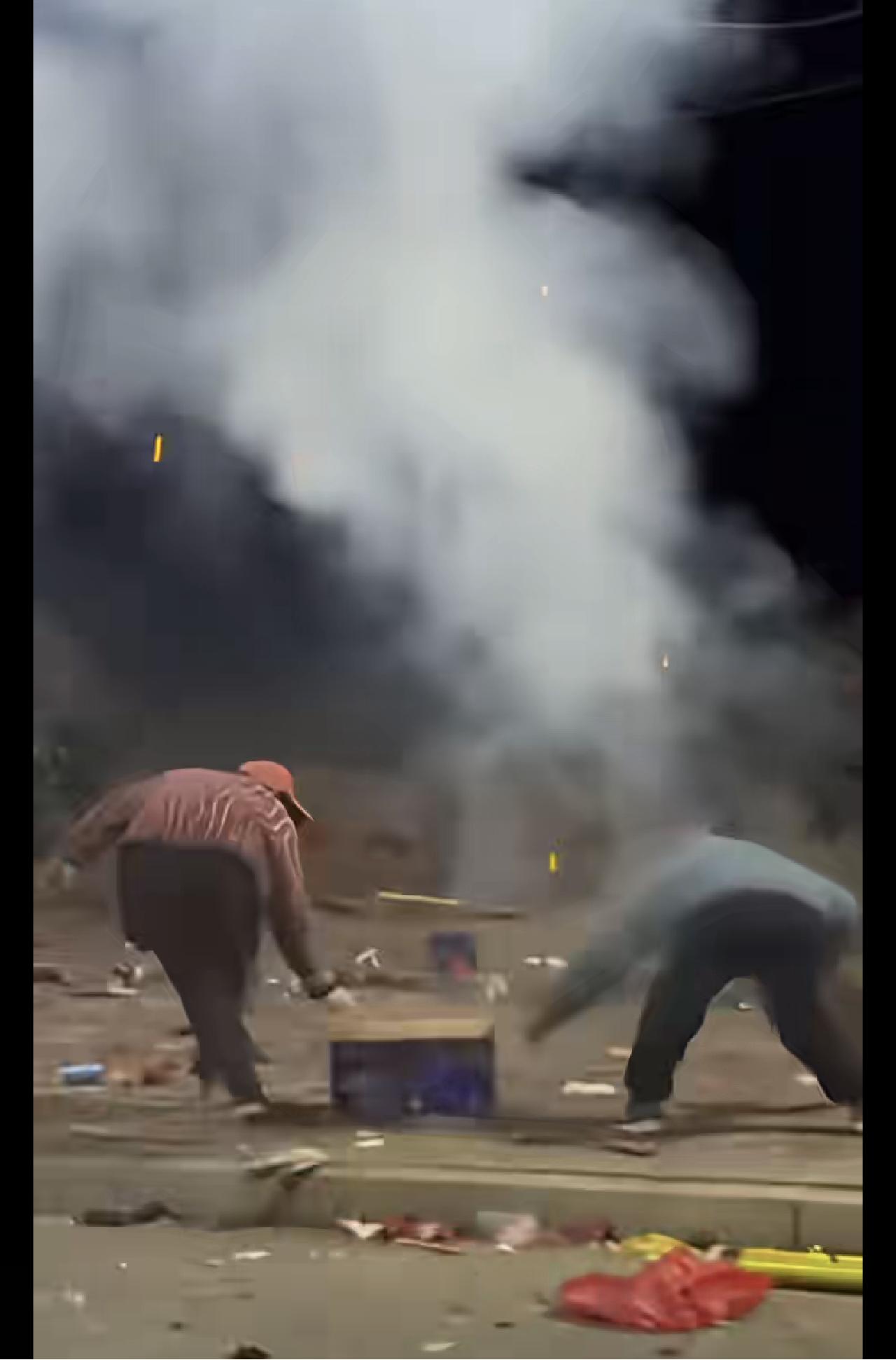 大过年的，被这两位抢夺烟花纸箱的阿姨给整破防了！大年初二大型告状现场