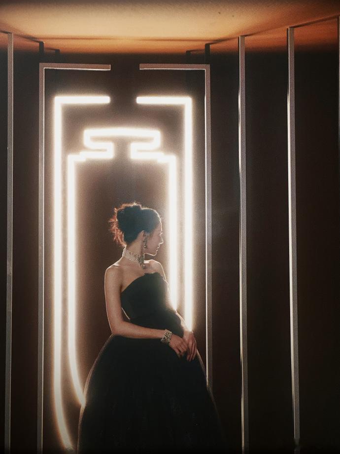 #迪丽热巴好像在发光##迪丽热巴黑天鹅公主裙#迪丽热巴的黑天鹅公主裙造型展现出她