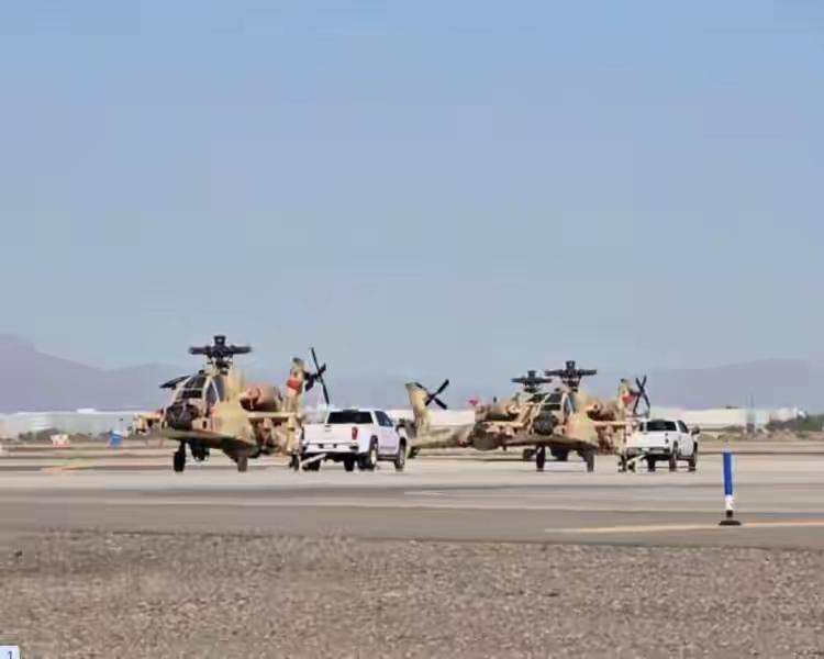 美媒报道，原定交付印度陆军的3架AH - 64E型“阿帕奇”直升机，搭乘安 - 