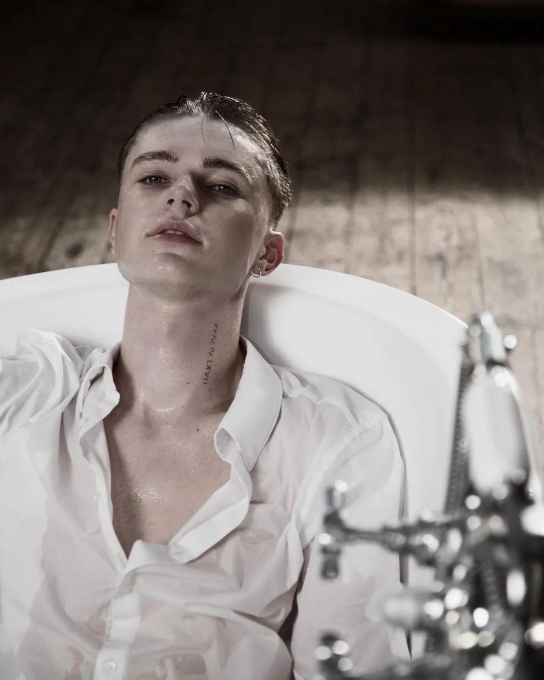 英国小鲜肉“羊驼弟” Hrvy 一直有着茂密的头发和坚挺的发际线，显得十分幼态。