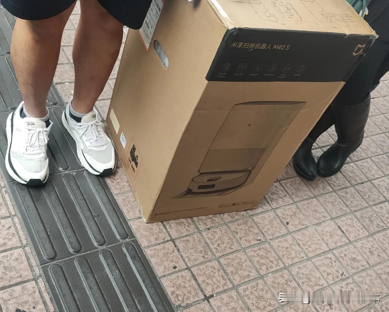 三十年前需要托亲戚从香港带彩电音响回深圳，三十年后香港人从深圳带小米扫地机回香港