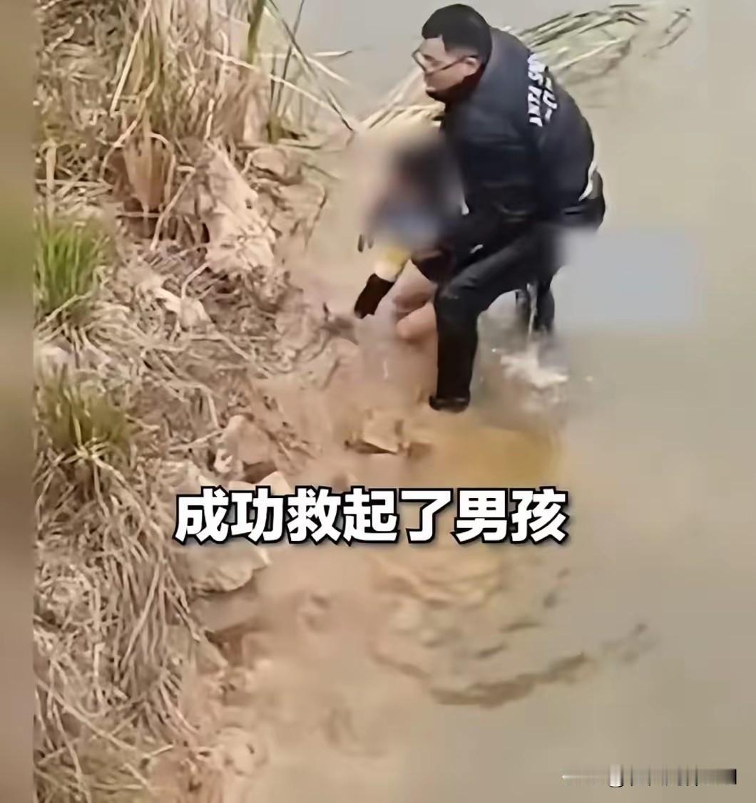 天津这爷们，真有种！
刷到这事儿，我一下就被震撼了。天津那男童不慎掉进冰窟窿，周