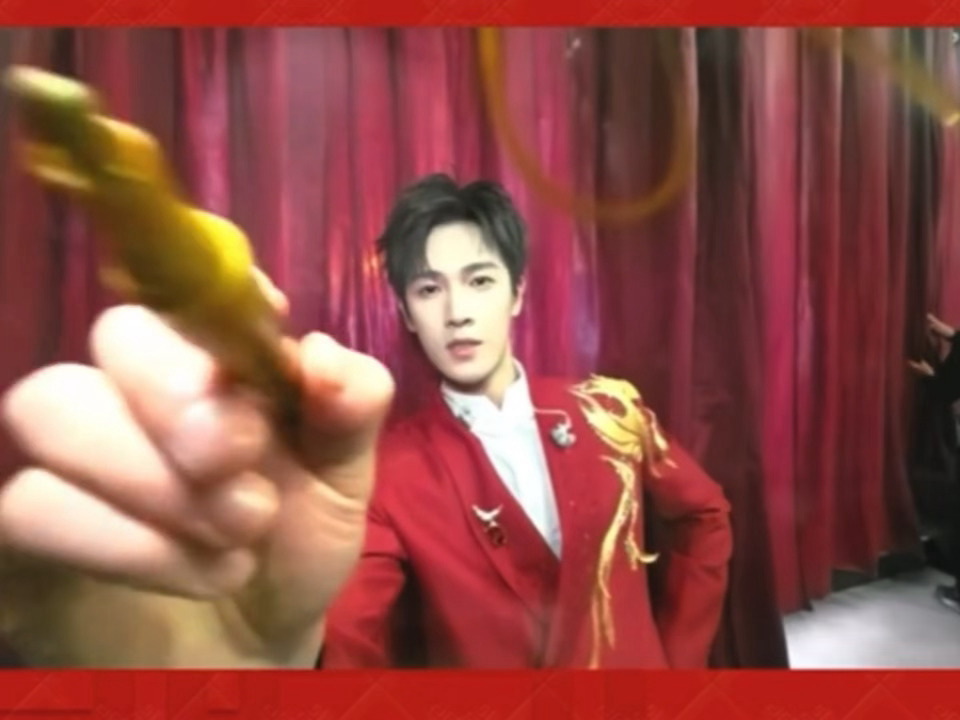 白鹿 李昀锐春晚镜头签