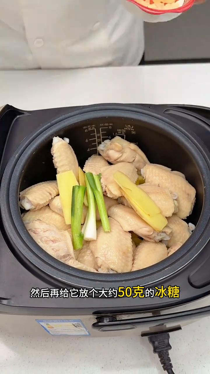 菠萝鸡翅。
大家注意看，把这盘菠萝全部倒进电饭煲，接下来再倒一盘焯水的鸡翅，也是