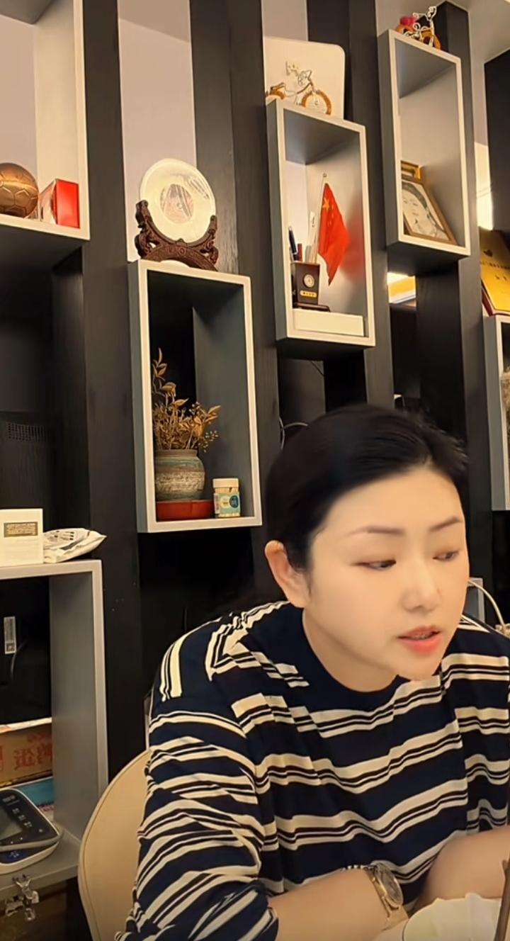 徐子崴称广西民歌节还有瑞瑞大舞台邀请他和罗姣参加，不知道罗姣有没有时间。
期待他