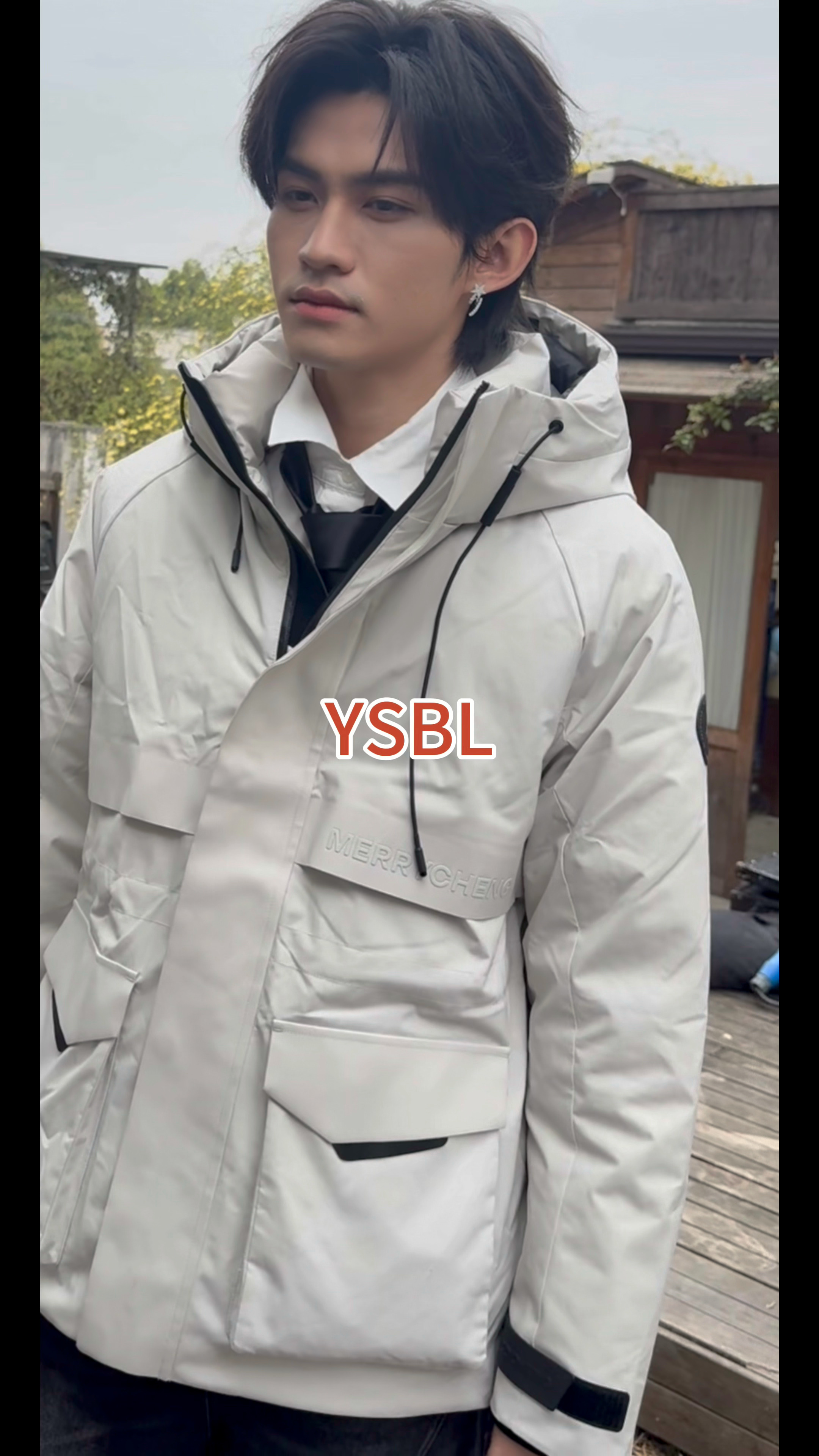 嘉辉站着快睡着了(这个胡渣也好明显 