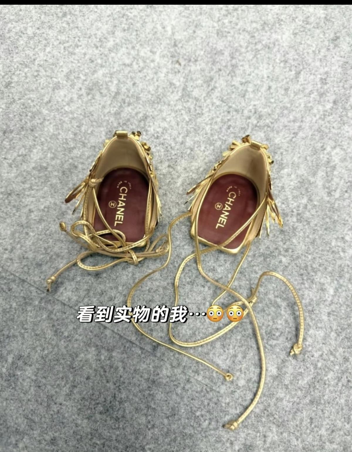 你敢信吗？
这是某大牌出的凉鞋，
这个设计，不得不说属实很让人吃惊。
我就纳闷，