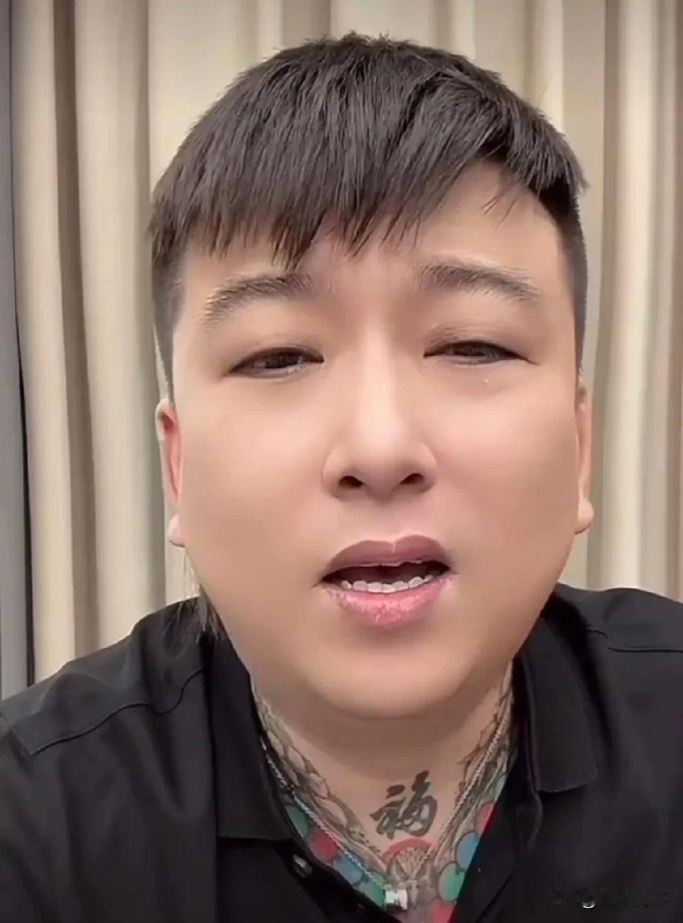 李四直言曾经站在过山顶，现在嫌弃山顶的风太大了！

          李四直言
