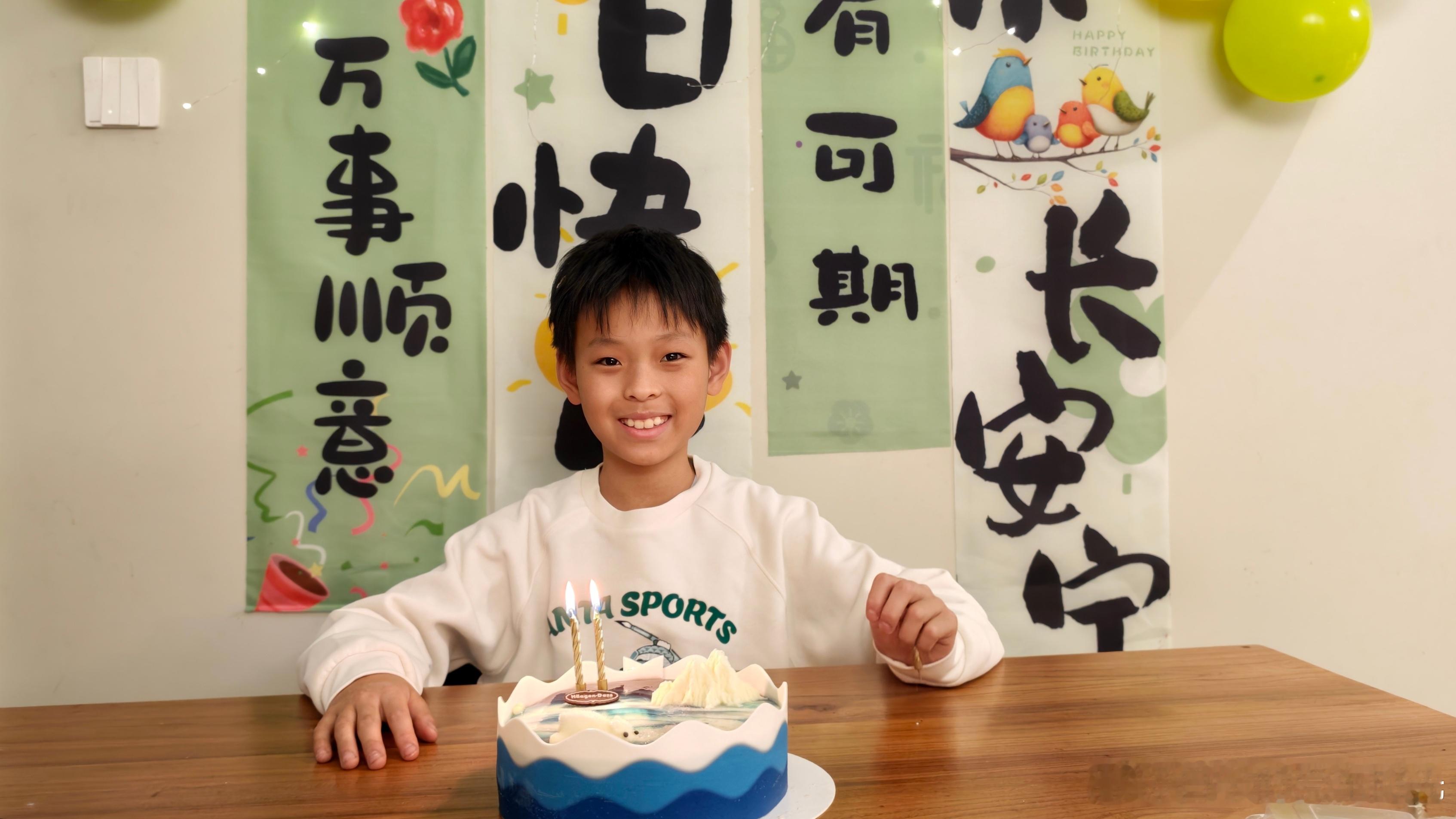 今天这个小男孩11岁了，他最喜欢的生日礼物是小鱼昆虫和渔具，在他眼里汽车是工具，