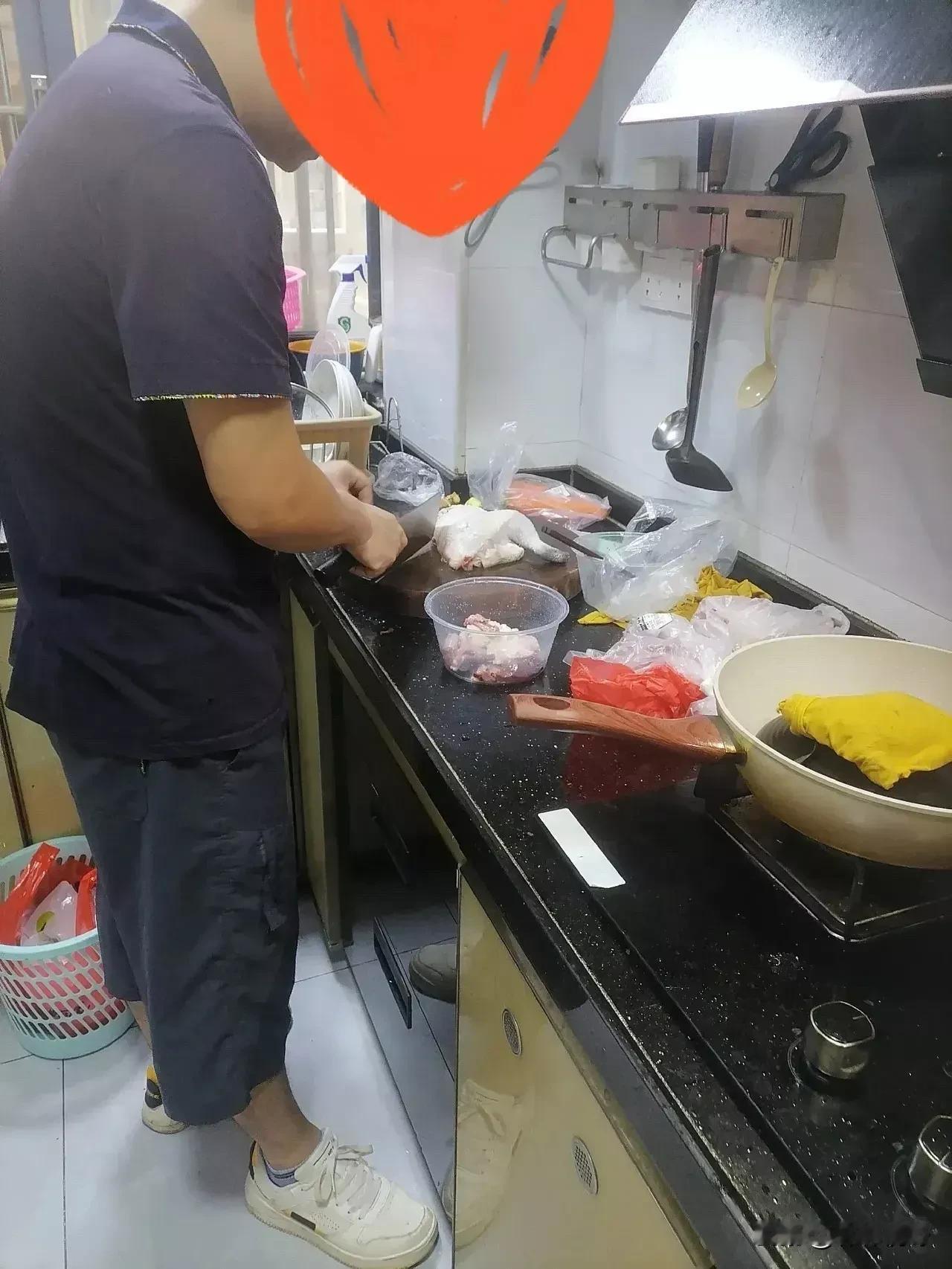 #我来唠家常#
我有个朋友，她二婚的老公从来不给她管钱。她老公每月挣 6000，