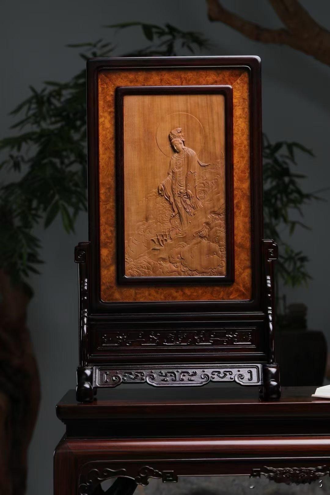 这块插屏，不喧，却有分量。

老山檀香独板为底，纹理如水缓行，
观音立于其间，持