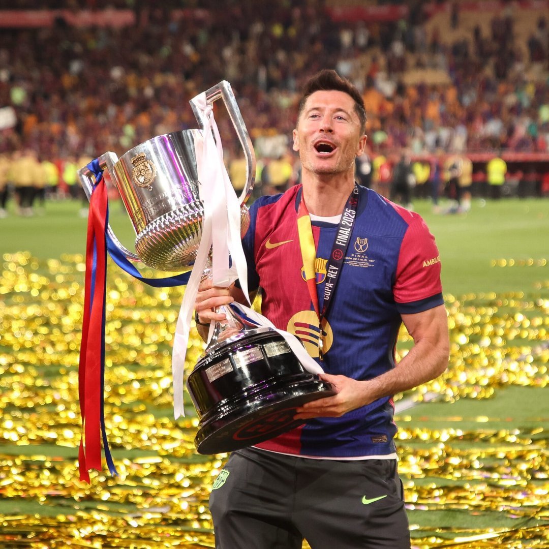 每体：巴萨愿意让莱万多夫斯基继续留在俱乐部，但有两个条件：他必须接受一个地位较低