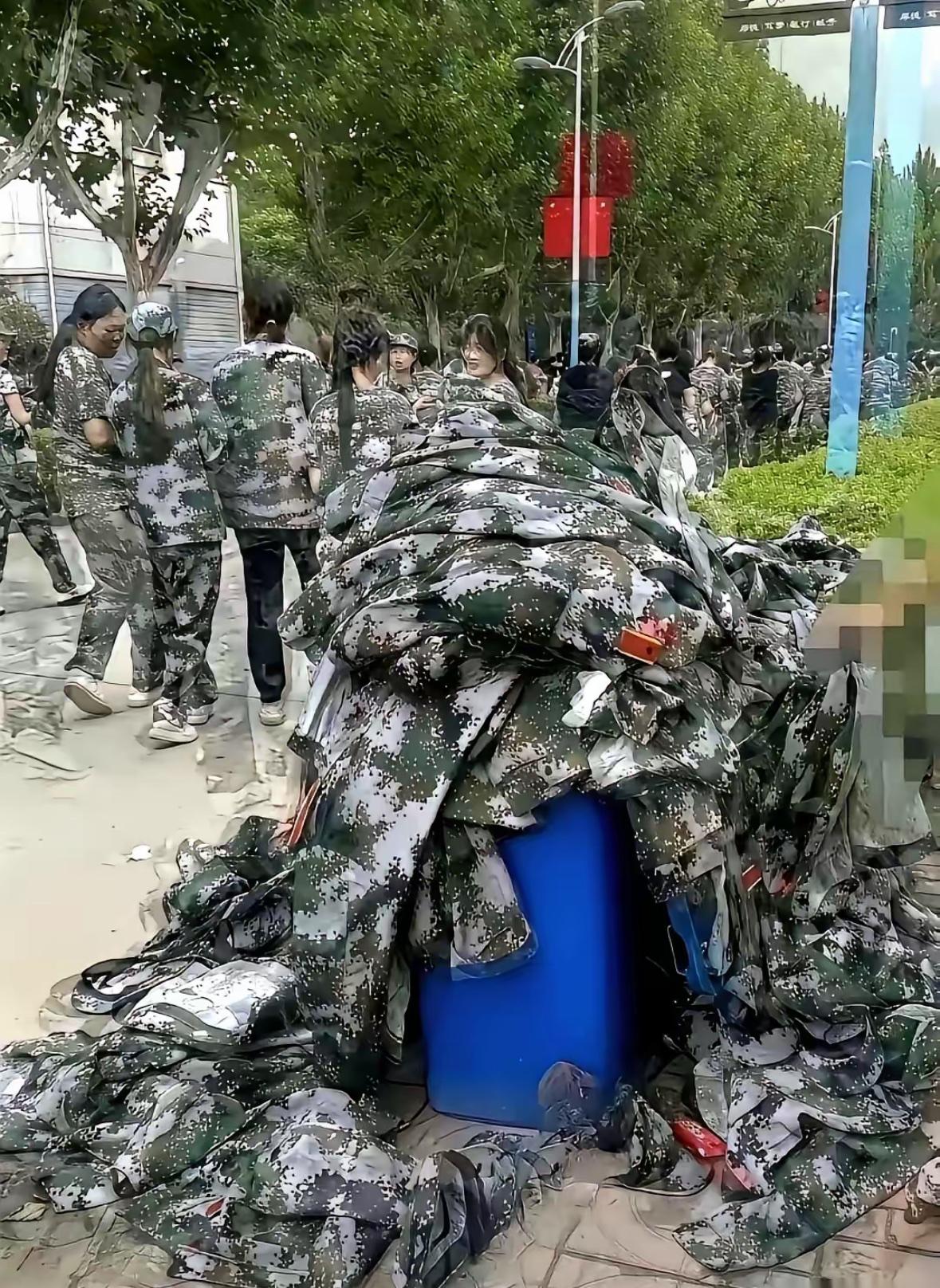 湖北大学新生陈丽阳在宿舍楼里收了150套别人不要的军训服，自己掏了335块钱运费