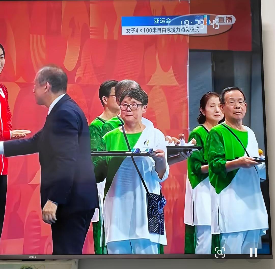 名古屋亚运会为什么用老年人作为礼仪人员？
日本给出的回应是为了体现老年人的价值。