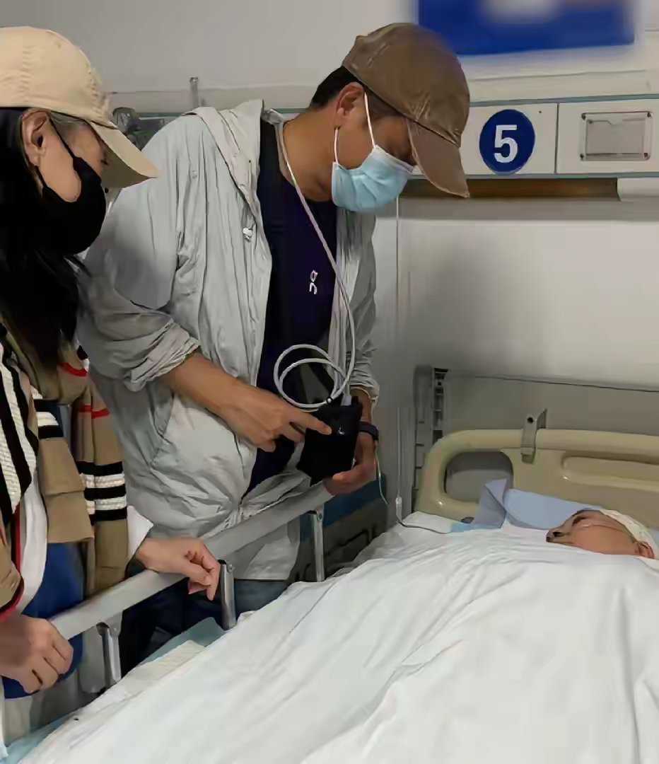 吴琼的婆婆生病住院，吴琼和丈夫阮巡日夜守护在床边时的一幕。 ​​​