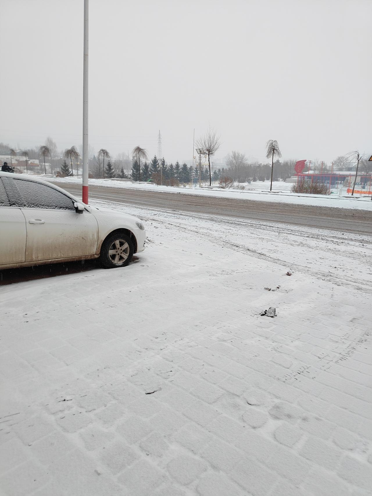 今年冬天的不同冬天车上铺满了雪，这是三岔路口，选择大于努力