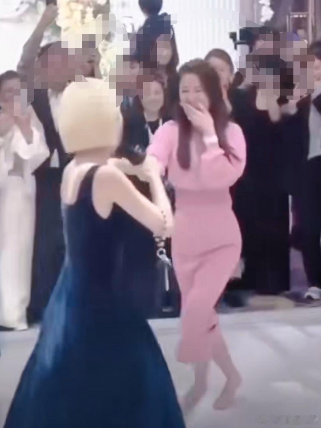 林心如在邱泽许玮甯婚礼光脚跳舞邱泽许玮甯补办婚礼晚宴中，陈汉典妻子邀请林心如共舞