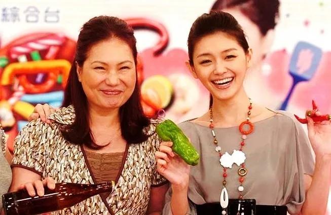 老妈妈，您一生挺不容易的。

你婚姻不幸，很年轻时就离婚了，自己独自含茹辛苦，带