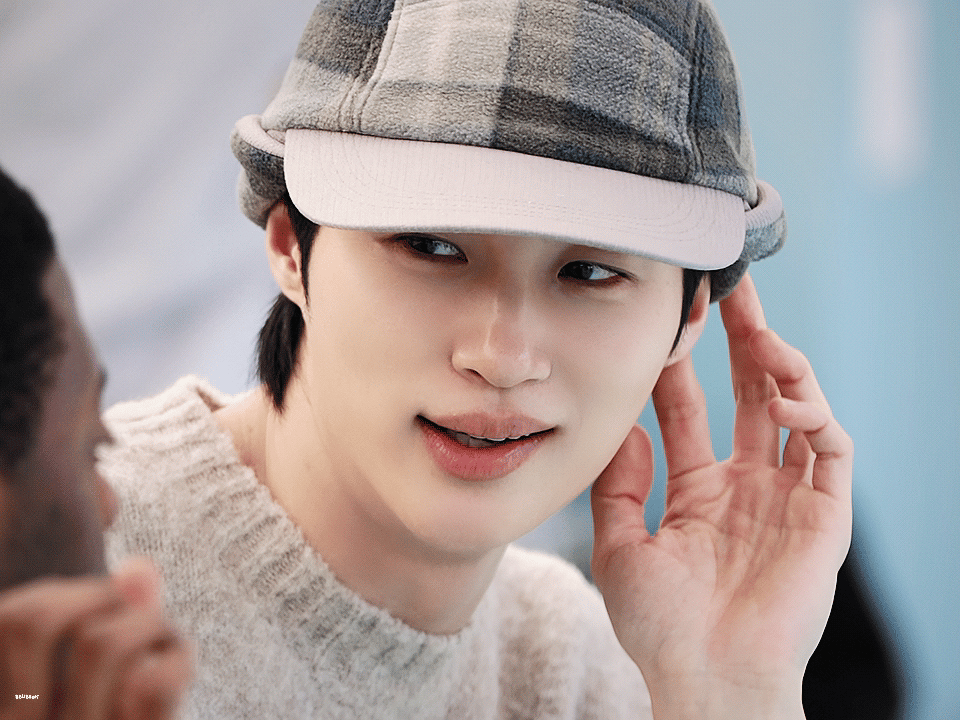 边佑锡 🩵 边佑锡刘在石营地 戴任何帽子都很好看的男孩子，太漂亮了🥹© ss