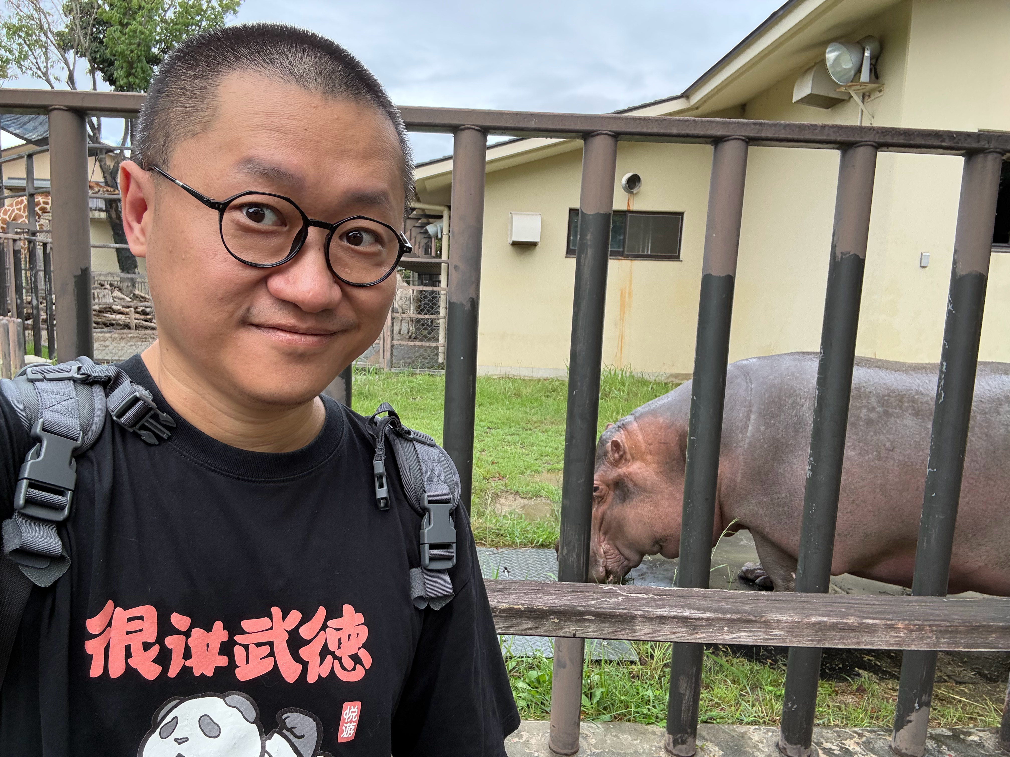 山是高昂底头，鼻子手握手。图3是京都动物园的现任园长（右一)。北京没有大猩猩，就