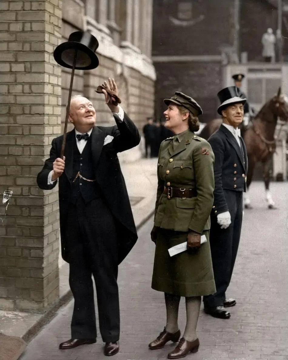 1943年英国伦敦，丘吉尔和他的女儿玛丽·丘吉尔。
