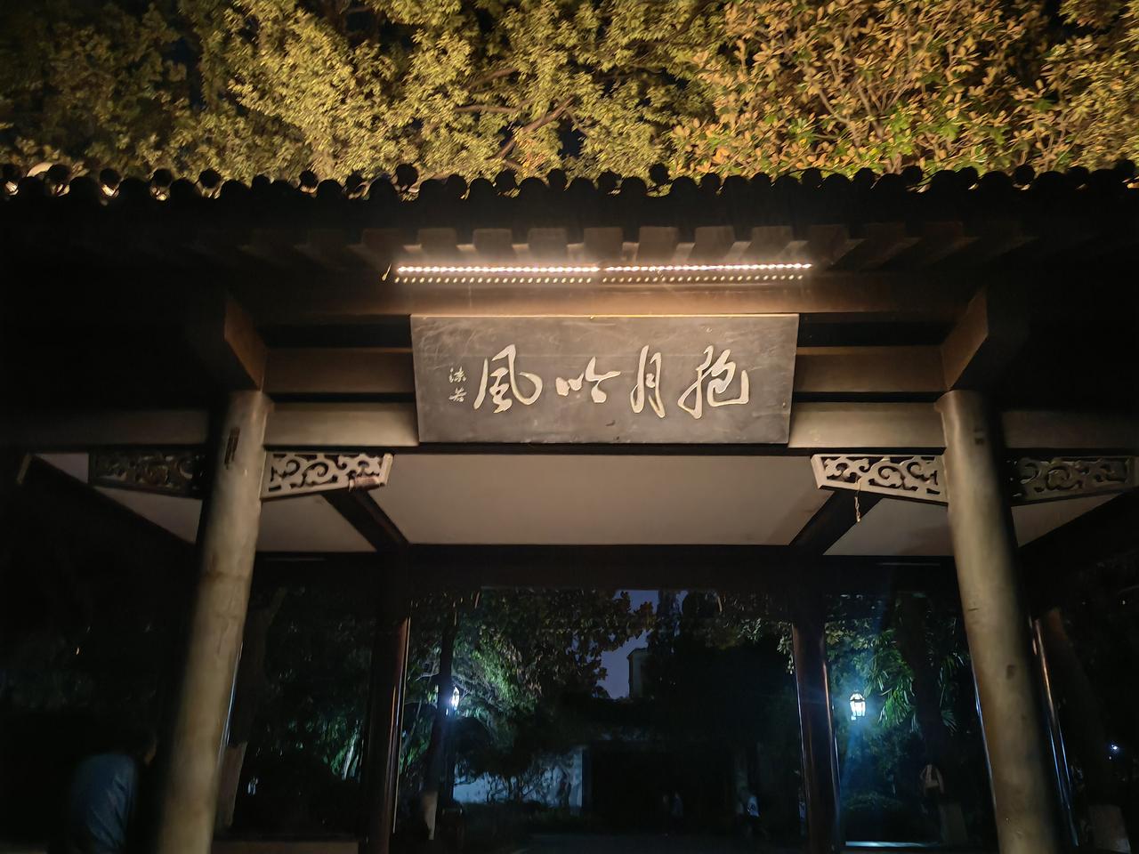 刷到有人在聊老俗语“贫在闹市无人问”的下联，底下高赞直接甩了“富在深山有远亲”，