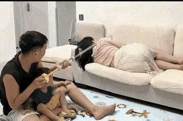 爸爸恶作剧，拿水枪呲妈妈，拿儿子来背锅，儿子太小，解释不清楚，只能背锅[捂脸][