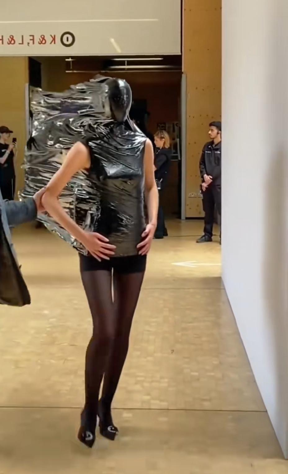 模特穿这件衣服都要人扶着走，普通人要买来穿，咋走路。