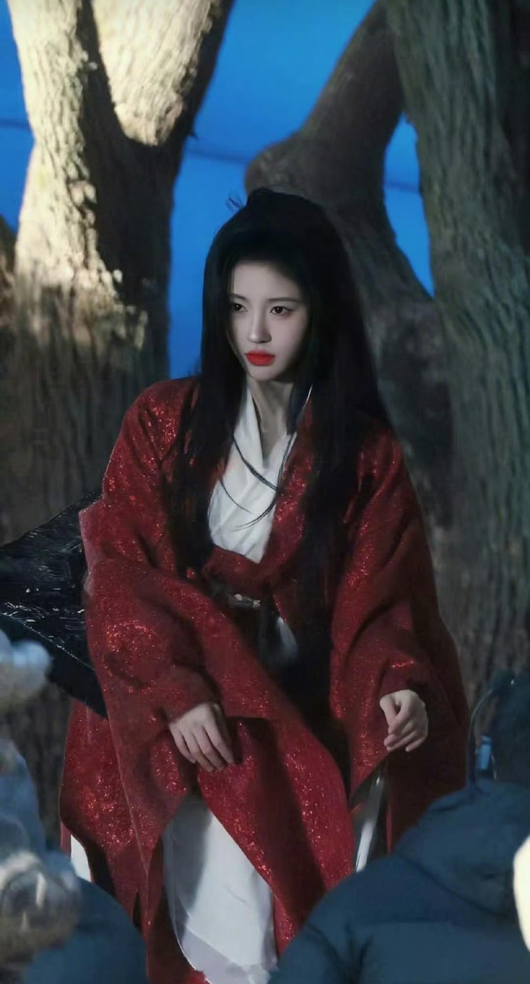 鞠婧祎、陈都灵月鳞绮纪新造型路透，看着不像是熬夜的状态啊[笑cry] 
