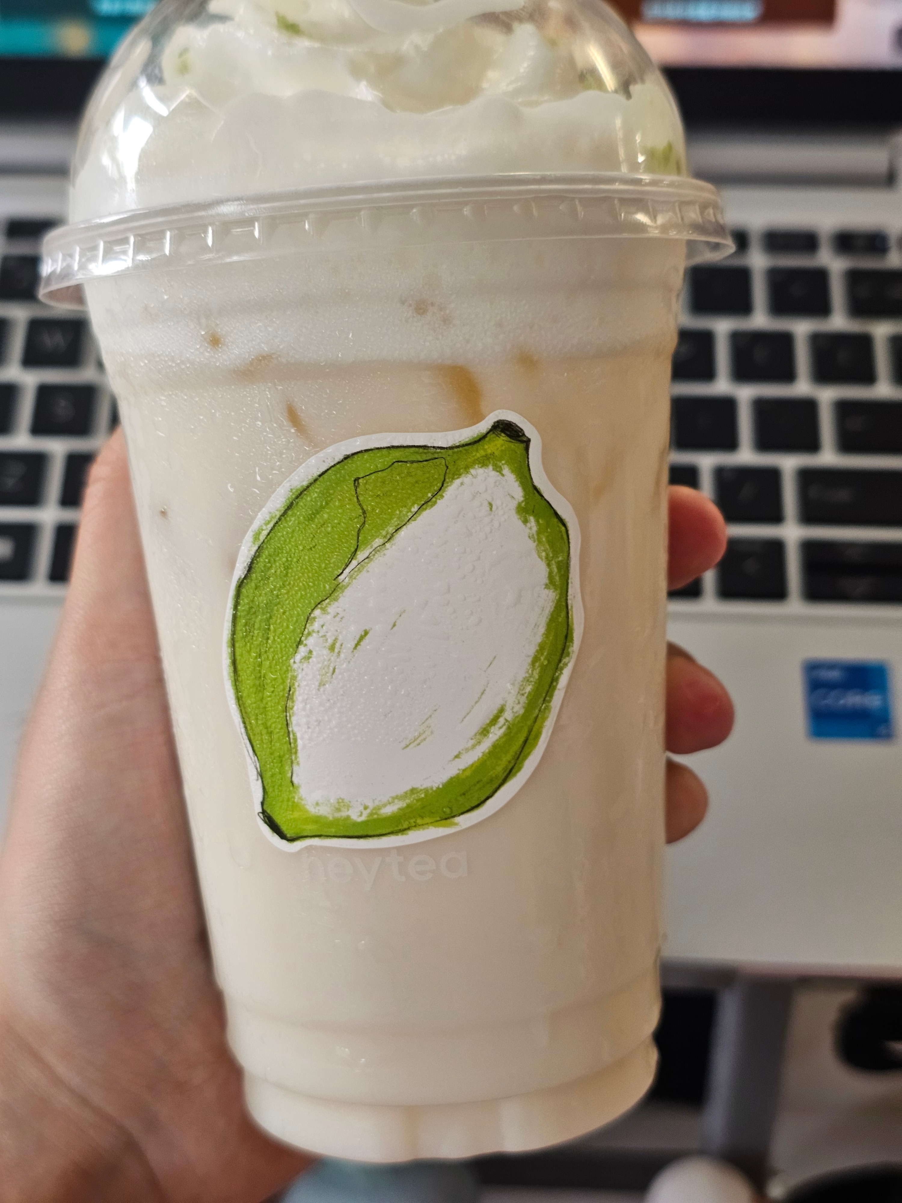 今天的喜茶买一送一也支持了，第一次见附近这家店排队这么夸张，前面一百三十多杯，一