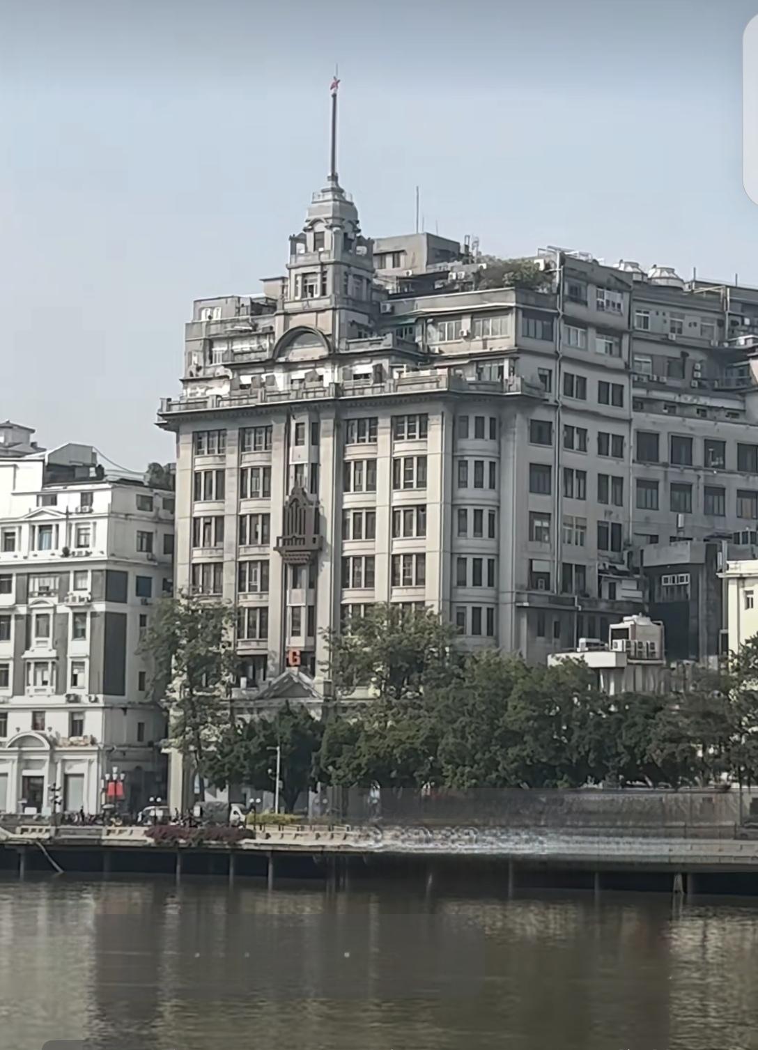 这是广州市最早的摩天大楼，它就是位于荔湾区沿江西路49号的南方大厦。始建于191