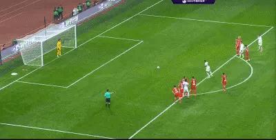 王国明提前进线，主裁高亨进听取VAR后改判重罚。