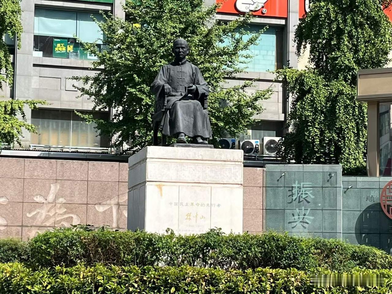 走进繁华的春熙路，全然找不到以前熟悉的古籍书店以及孙中山铜像方向，经问路人，到达