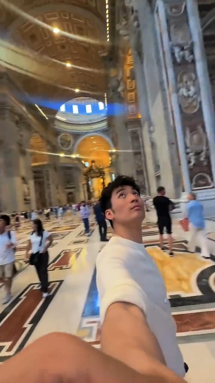 于德豪发表视频，美其名曰：一个人的旅行。我怎么看着像是他一个人走在大街上，除了他